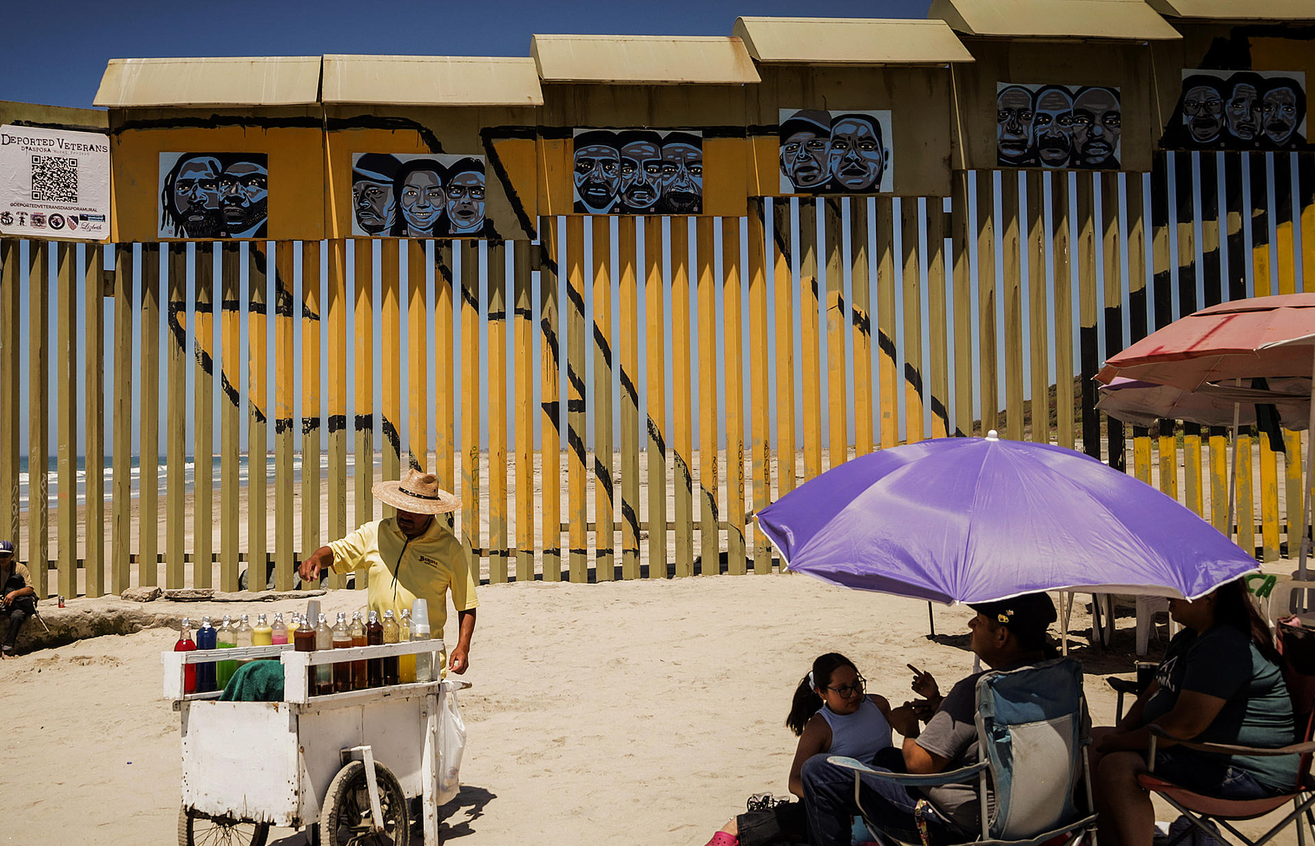 Fotografía del 22 de agosto de 2024 de un mural con rostros de veteranos de guerra deportados, en el muro fronterizo de la ciudad de Tijuana en Baja California (México). EFE/Joebeth Terríquez
