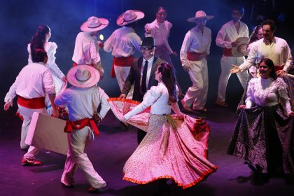 Artistas y músicos homenajearon al muralista José Clemente Orozco, en el marco del 31 Encuentro Internacional del Mariachi y la Charrería este martes, en la ciudad de Guadalajara, Jalisco (México). EFE/ Francisco Guasco