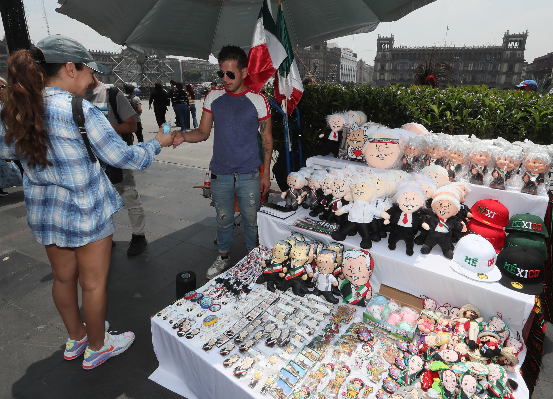 Una mujer compra muñecos del presidente de México Andrés Manuel López Obrador este viernes, en el Zócalo de Ciudad de México (México). EFE/ Mario Guzmán
