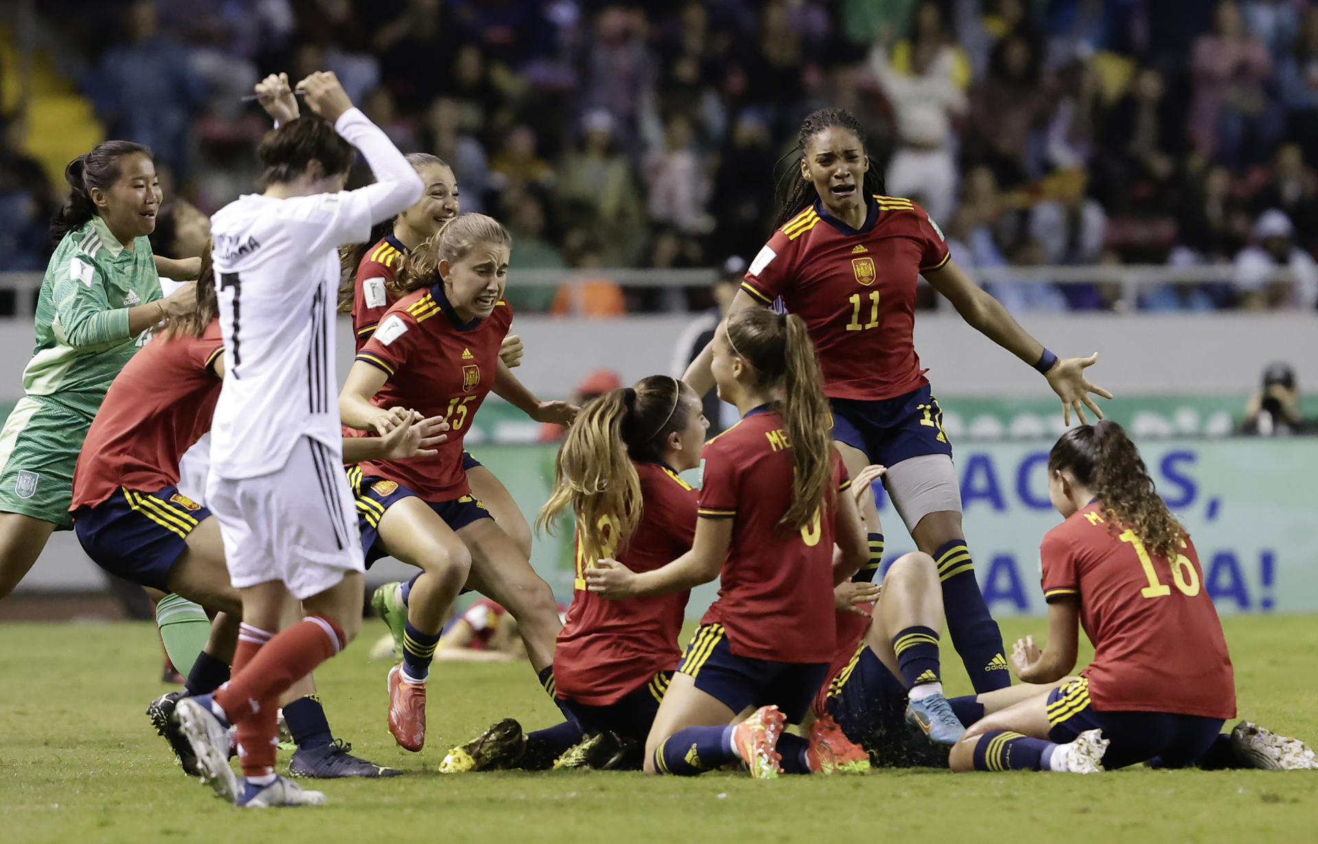 Fotografía de archivo, tomada el 28 de agoto de 2022, en la que se registró a jugadoras de la selección española de fútbol al celebrar la obtención del título del Mundial femenino sub-20 de la FIFA, tras derrotar a Japón en la final, en el estadio Nacional de San José (Costa Rica). EFE/Jeffrey Arguedas
