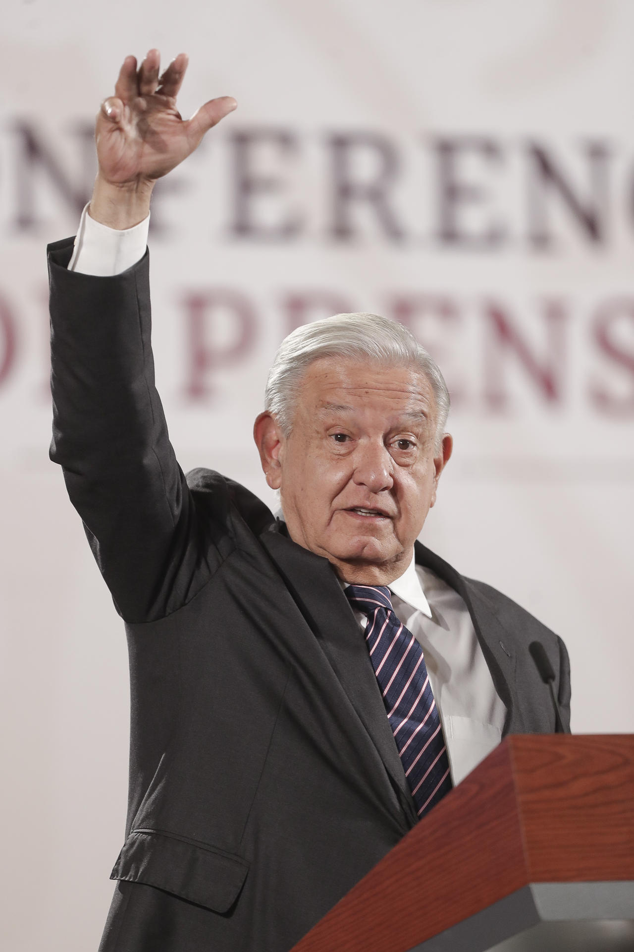 El presidente de México, Andrés Manuel López Obrador, habla en su rueda de prensa matutina este jueves, en Palacio Nacional de la Ciudad de México (México). EFE/ Isaac Esquivel
