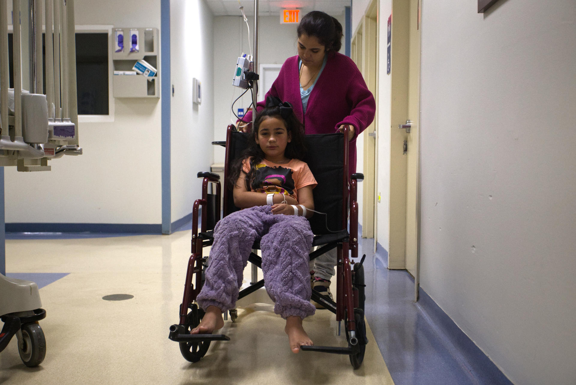 Fotografía del 17 de agosto de 2024 de Tamara Carrasquillo (i) junto a su hija Anaia Salinas, de 9 años hospitalizada por dengue en el Hospital Auxilio Mutuo, en San Juan (Puerto Rico). EFE/Thais Llorca
