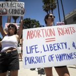 Fotografía de archivo del 25 de junio de 2022, de manifestantes sosteniendo carteles durante una protesta a favor del aborto en Los Ángeles, California (Estados Unidos). EFE/EPA/ Etienne Laurent