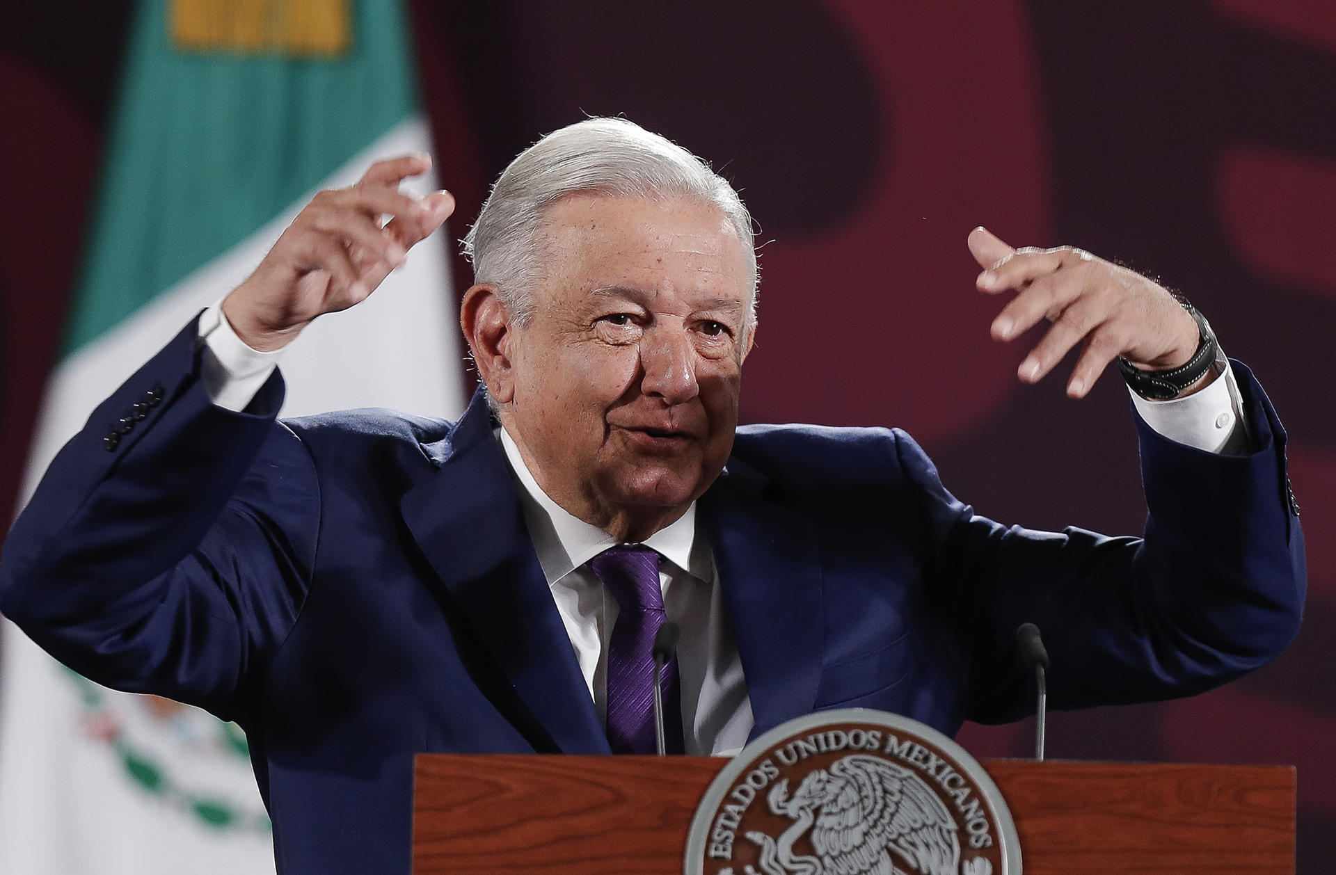 El presidente de México, Andrés Manuel López Obrador, habla durante su conferencia de prensa matutina este lunes, en el Palacio Nacional de la Ciudad de México (México). EFE/Isaac Esquivel
