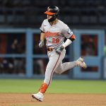 El mexicano Ramón Urías, bateador estrella de los Orioles de Baltimore, fue regisitrado este martes, 27 de agosto, tras conectarle un jonrón a los Dodgers de Los Ángeles, durante un partido de la MLB, en la capital del estado de California (EE.UU.). EFE/Allison Dinner