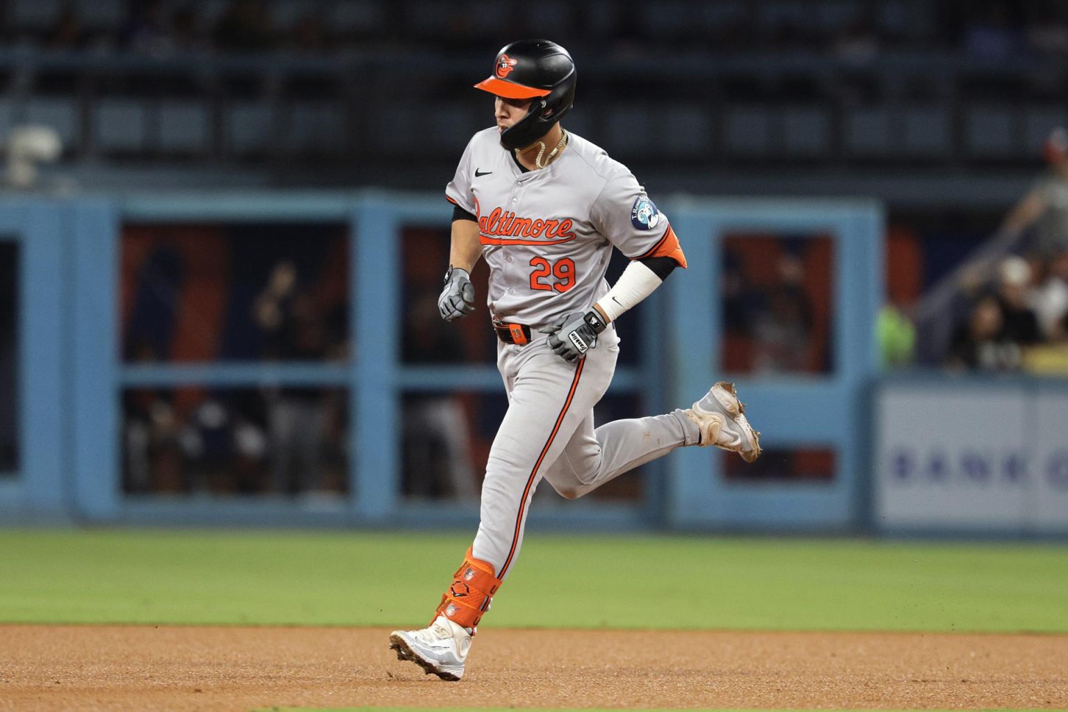 El mexicano Ramón Urías, bateador estrella de los Orioles de Baltimore, fue regisitrado este martes, 27 de agosto, tras conectarle un jonrón a los Dodgers de Los Ángeles, durante un partido de la MLB, en la capital del estado de California (EE.UU.). EFE/Allison Dinner