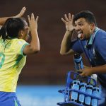 Gisele Silva do Vale (i), de Brasil, fue registrada este sábado, 31 de agosto, al celebrar un gol que le anotó a Fiyi, durante un partido del grupo B del Mundial FIFA femenino sub-20, en estadio Atanasio Girardot de Medellín (Colombia). EFE/Luis Noriega