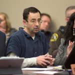 Fotografía de archivo fechada el 16 de enero de 2018 , que muestra a Larry Nassar (c), exmédico del equipo nacional de gimnasia de Estados Unidos, durante una sesión de su juicio por abusos sexuales, en Lansing, Michigan, Estados Unidos. EFE/ Rena Laverty