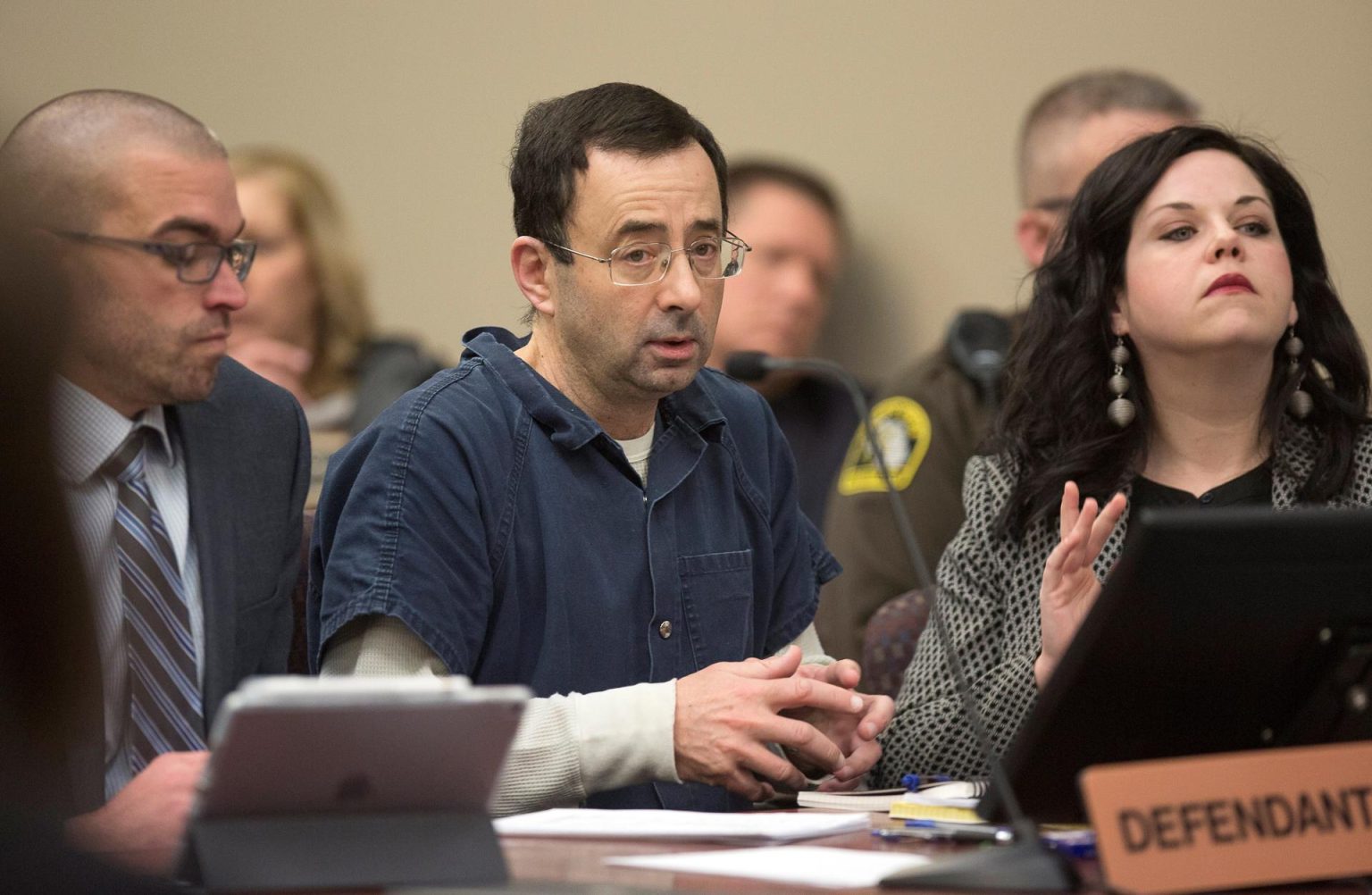 Fotografía de archivo fechada el 16 de enero de 2018 , que muestra a Larry Nassar (c), exmédico del equipo nacional de gimnasia de Estados Unidos, durante una sesión de su juicio por abusos sexuales, en Lansing, Michigan, Estados Unidos. EFE/ Rena Laverty