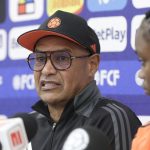 El seleccionador del equipo nacional femenino de fútbol sub-20 de Colombia, Carlos Paniagua, fue registrado este lunes, 26 de agosto, durante una rueda de prensa, en Cajicá (Colombia). EFE/Carlos Ortega