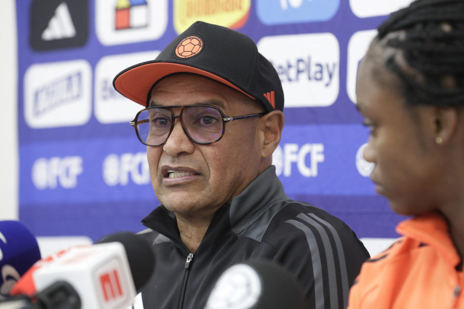 El seleccionador del equipo nacional femenino de fútbol sub-20 de Colombia, Carlos Paniagua, fue registrado este lunes, 26 de agosto, durante una rueda de prensa, en Cajicá (Colombia). EFE/Carlos Ortega