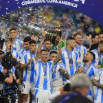 Fotografía de archivo, tomada el pasado 14 de julio, en la que se registró al futbolista argentino Angel Di María (c), al levantar la Copa América, en medio de sus compañeros de la selección nacional, luego del que fuera su último partido con la Albiceleste, en Miami Gardens (Florida, EE.UU.). EFE/Cristóbal Herrera