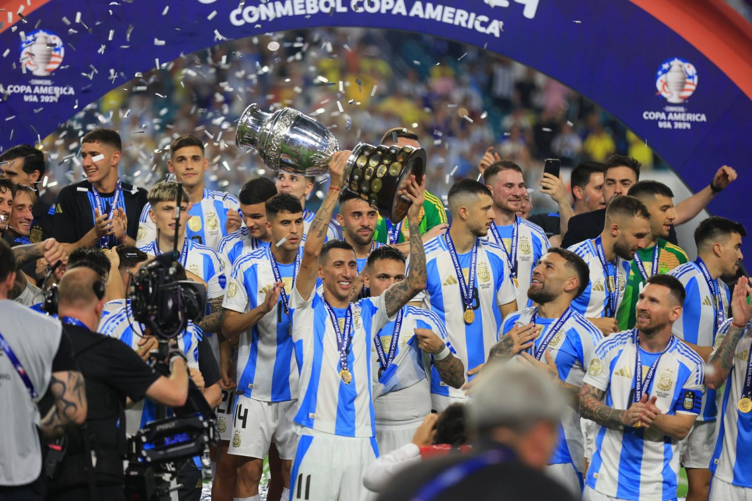 Fotografía de archivo, tomada el pasado 14 de julio, en la que se registró al futbolista argentino Angel Di María (c), al levantar la Copa América, en medio de sus compañeros de la selección nacional, luego del que fuera su último partido con la Albiceleste, en Miami Gardens (Florida, EE.UU.). EFE/Cristóbal Herrera