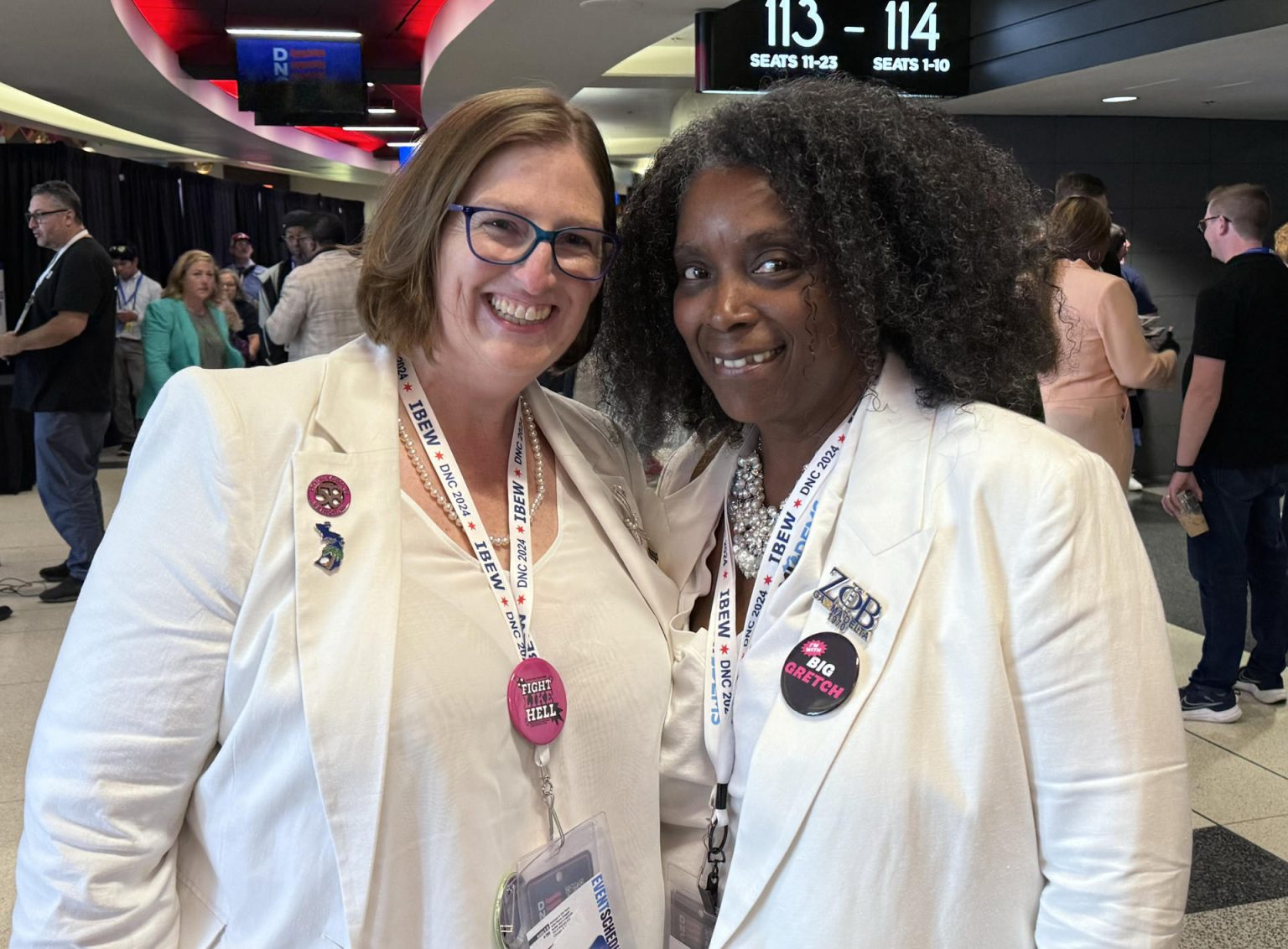 Felicita Weissiman (d) y Jeannette Bradshaw (i), integrantes de un sindicato de electricistas, asisten este jueves a la Convención Nacional Demócrata en Chicago (Estados Unidos). EFE/ Octavio Guzmán