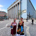 Fotografía cedida este martes por la Red del Agua de la Universidad Nacional Autónoma de México (UNAM), de las estudiantes indÍgenas Rosa Mendoza Sosa (i) y Shanni Valeria Mora Fajardo posando en una calle de la ciudad de Estocolmo (Suecia). EFE/Red del Agua de la Universidad Nacional Autónoma de México (UNAM)/SOLO USO EDITORIAL/SOLO DISPONIBLE PARA ILUSTRAR LA NOTICIA QUE ACOMPAÑA(CRÉDITO OBLIGATORIO) MEJOR CALIDAD POSIBLE