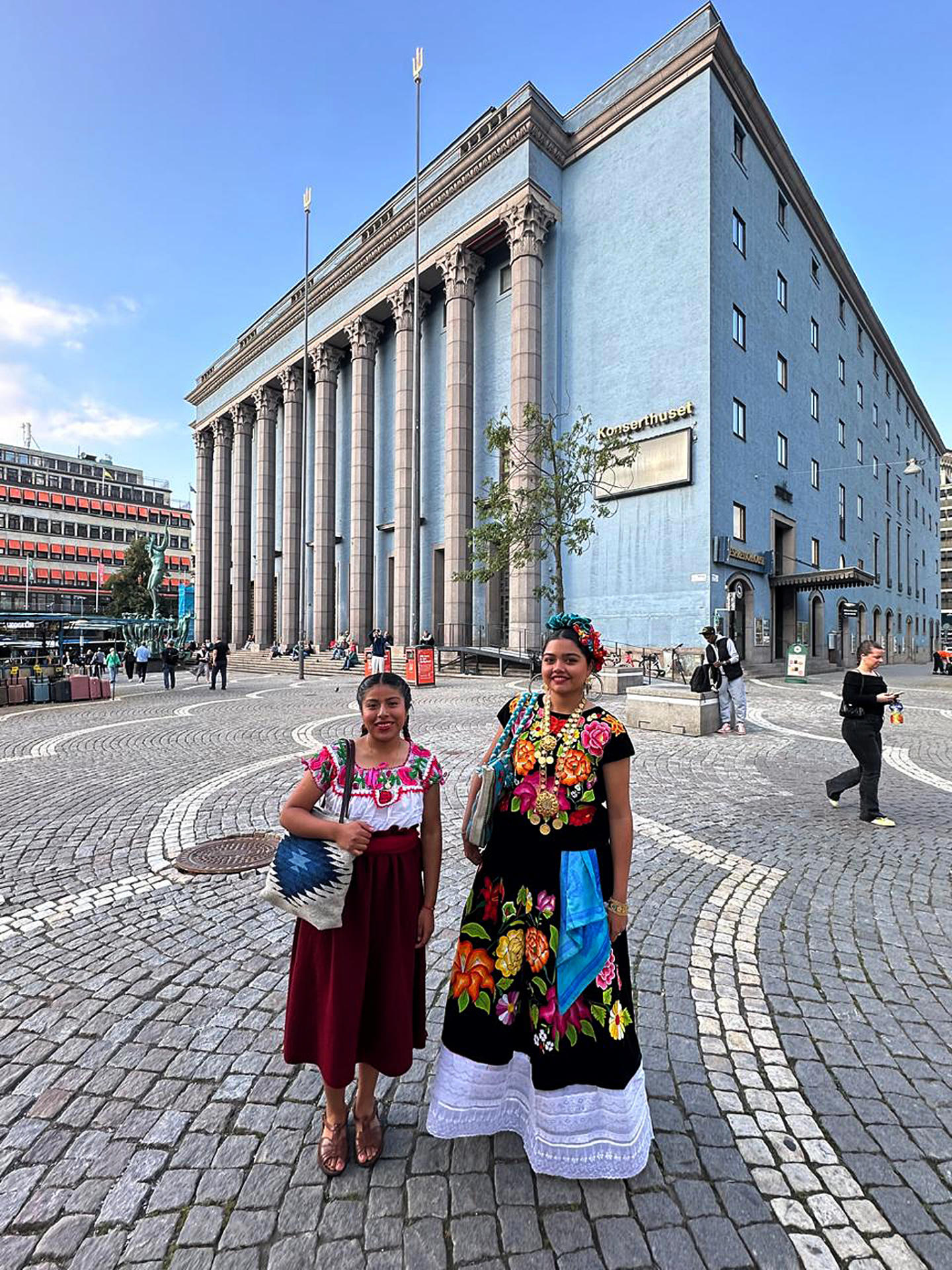 Fotografía cedida este martes por la Red del Agua de la Universidad Nacional Autónoma de México (UNAM), de las estudiantes indÍgenas Rosa Mendoza Sosa (i) y Shanni Valeria Mora Fajardo posando en una calle de la ciudad de Estocolmo (Suecia). EFE/Red del Agua de la Universidad Nacional Autónoma de México (UNAM)/SOLO USO EDITORIAL/SOLO DISPONIBLE PARA ILUSTRAR LA NOTICIA QUE ACOMPAÑA(CRÉDITO OBLIGATORIO) MEJOR CALIDAD POSIBLE