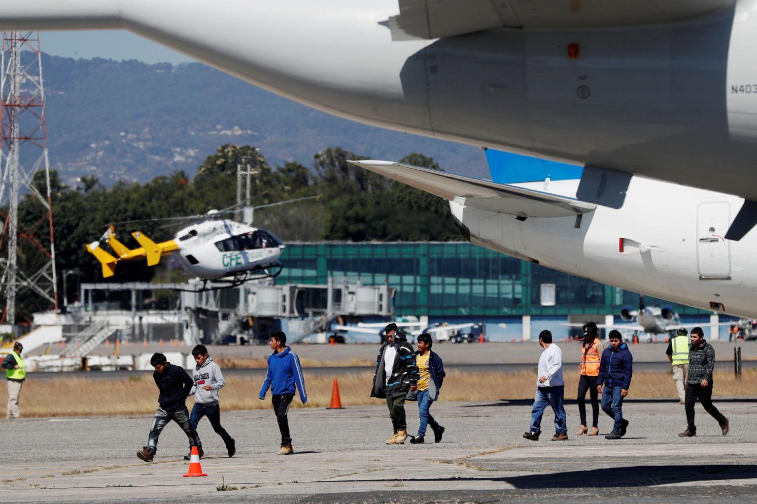 Imagen de archivo de migrantes que bajan del avión que los trajo desde El Paso, Texas. EFE/Esteban Biba