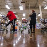 Fotografía de archivo  en donde se observa a varios clientes esperando para pagar sus compras en un supermercado Kroger en Decatur, Georgia (EE.UU.). EFE/ EPA/ERIK S. MENOS