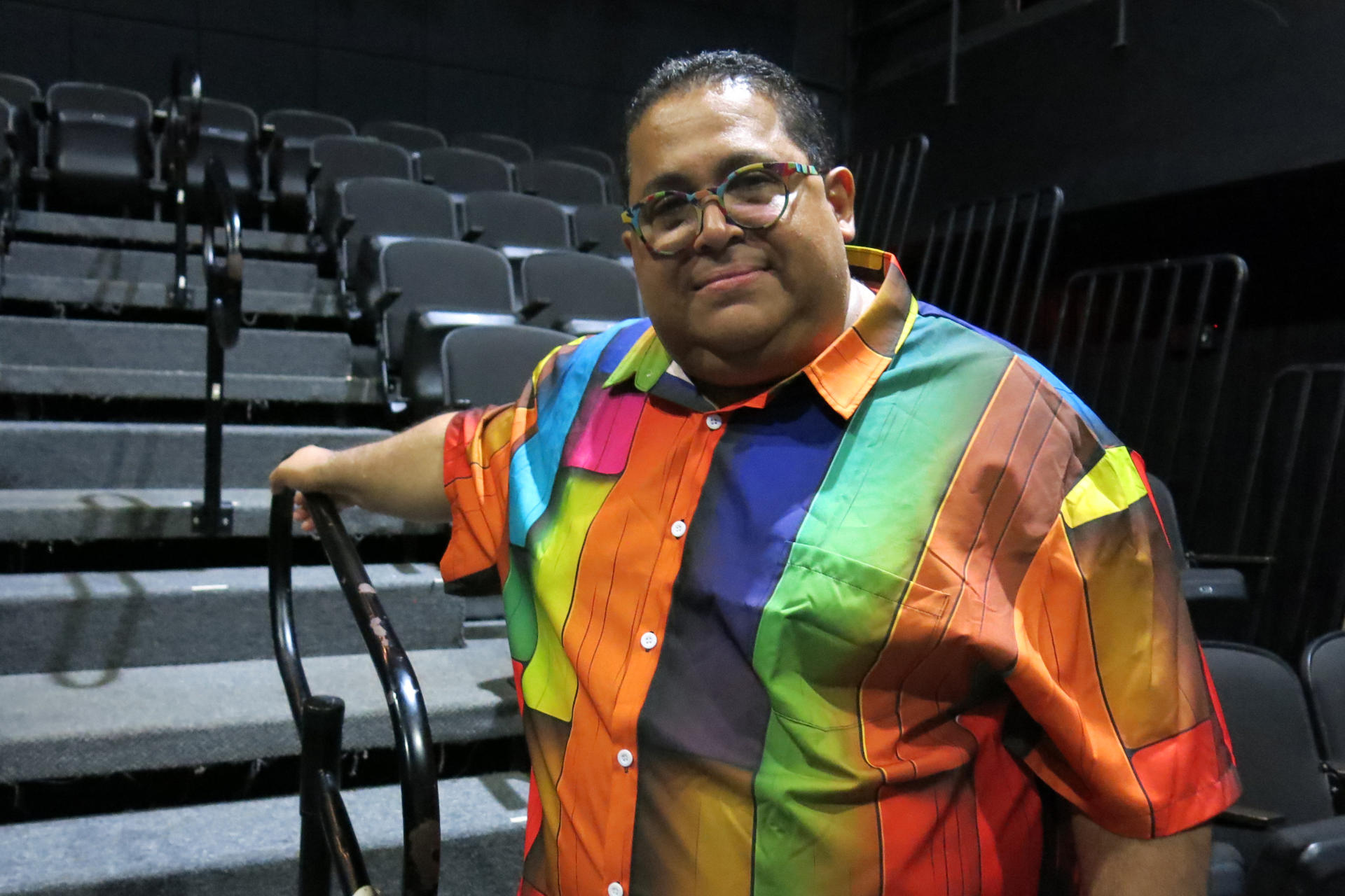 Fotografía del 22 de agosto del 2024 del documentalista, director y especialista en informatización de bibliotecas en la Universidad de Puerto Rico, José Robledo, posando durante una entrevista con EFE en el teatro Victoria Espinosa, en Santurce (Puerto Rico). EFE/ Jorge Muñiz
