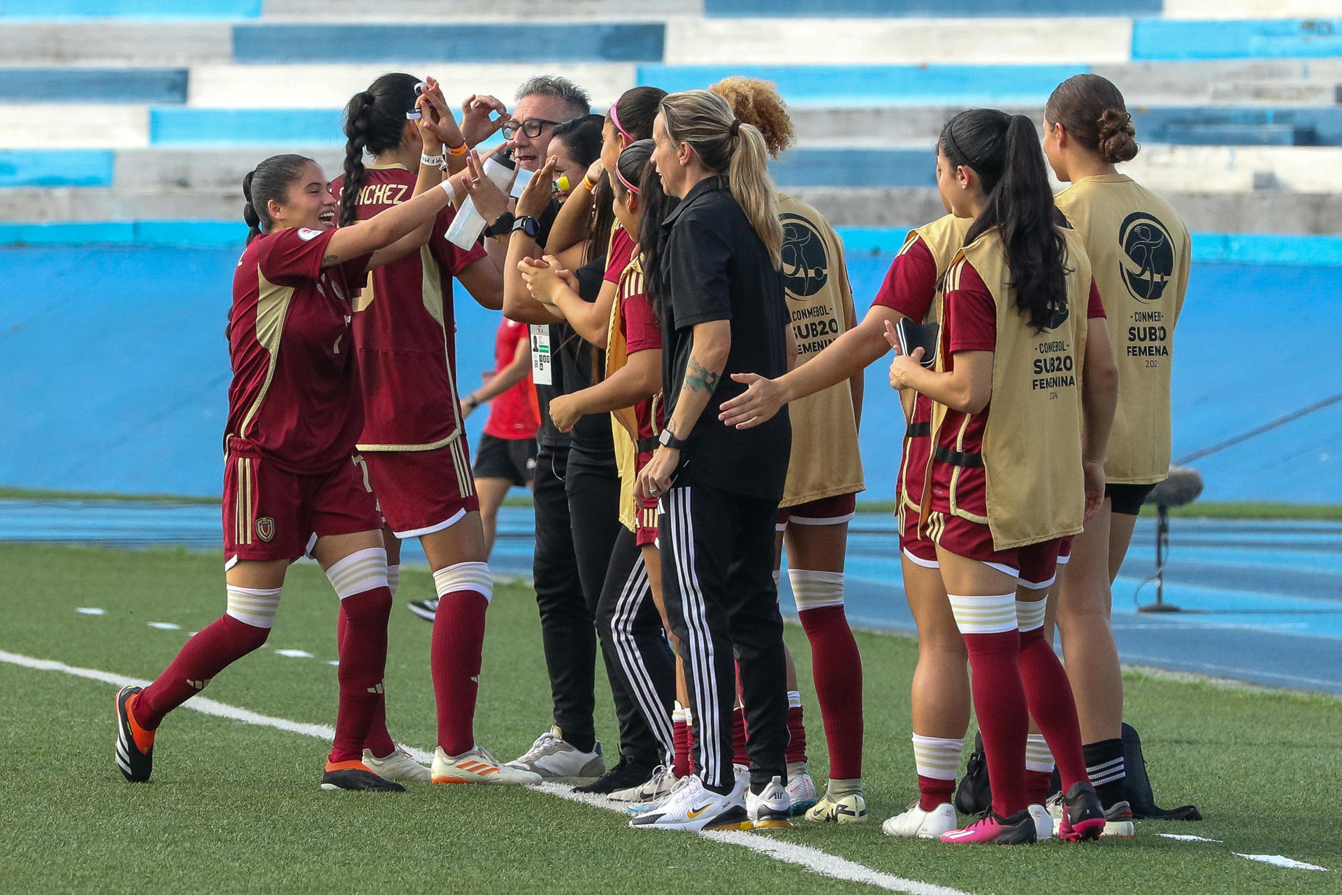 Fotografía de archivo, tomada el pasado 29 de abril, en la que se registró a jugadoras de Venezuela al celebrar un gol que su compañera Floriángel Apóstol le anotó a Perú, durante un partido del Sudamericano Femenino Sub-20, en el estadio Modelo Alberto Spencer de Guayaquil (Ecuador). EFE/Jonathan Miranda
