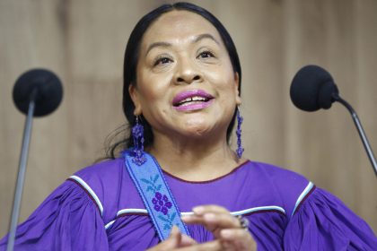 La vocera del jurado, Angélica Ortiz López, habla este martes durante una rueda de prensa en la que anunciaron a la poeta mexicana Ruperta Bautista como la ganadora del Premio de Literaturas Indígenas de América Latina (PLIA), en la ciudad de Guadalajara, Jalisco (México). EFE/ Francisco Guasco