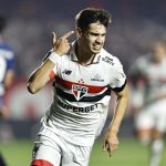 Damián Bobadilla, centrocampista de Sao Paulo de Brasil, fue registrado este jueves, 22 de agosto, al celebrar un gol que le anotó a Nacional de Uruguay, durante el partido de vuelta de esta llave de los octavos de final de la Copa Libertadores, en el estadio Morumbí de Sao Paulo (Brasil). EFE/Isaac Fontana