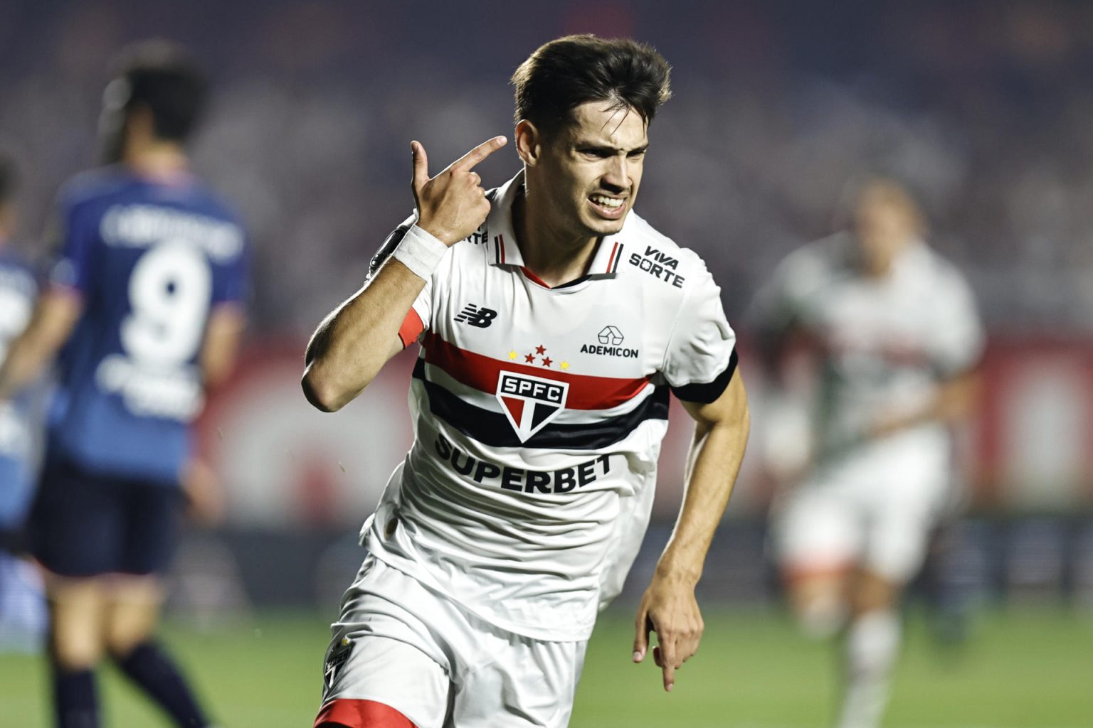 Damián Bobadilla, centrocampista de Sao Paulo de Brasil, fue registrado este jueves, 22 de agosto, al celebrar un gol que le anotó a Nacional de Uruguay, durante el partido de vuelta de esta llave de los octavos de final de la Copa Libertadores, en el estadio Morumbí de Sao Paulo (Brasil). EFE/Isaac Fontana