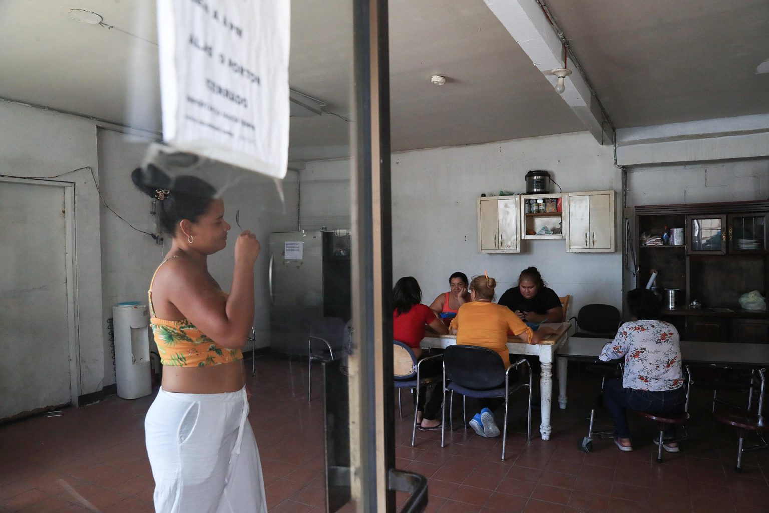 Migrantes descansan en el albergue 'Tierra de Oro' en espera de resolver su situación migratoria este viernes, en ciudad Juárez (México). EFE/ Luis Torres