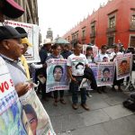 Familiares y amigos de los 43 normalistas desaparecidos de Ayotzinapa se manifiestan al término de una reunión con el presidente de México, Andrés Manuel López Obrador, este martes en el Palacio Nacional de Ciudad de México (México). EFE/Mario Guzmán