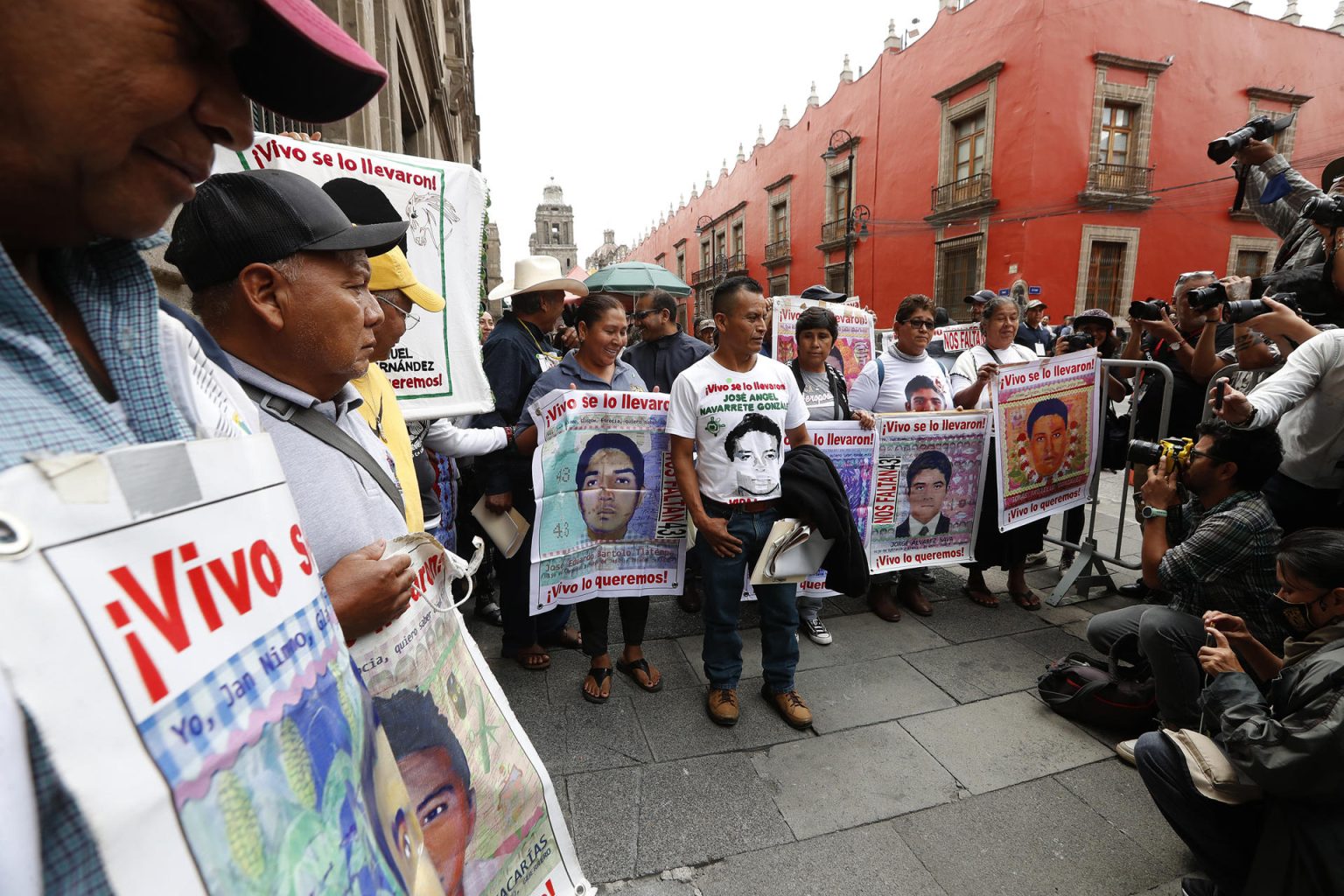 Familiares y amigos de los 43 normalistas desaparecidos de Ayotzinapa se manifiestan al término de una reunión con el presidente de México, Andrés Manuel López Obrador, este martes en el Palacio Nacional de Ciudad de México (México). EFE/Mario Guzmán