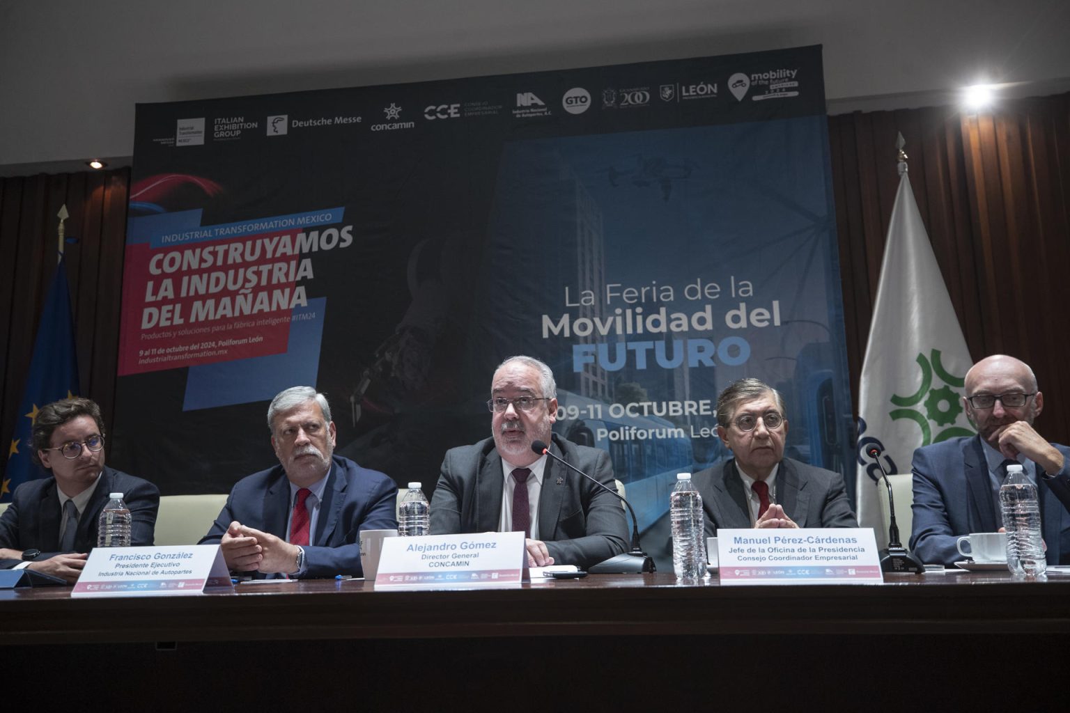 Desde la izquierda, el subsecretario de Desarrollo Sustentable Económico de Guanajuato, Luis Andrés Pérez; el presidente de Industria Nacional de Autopartes (INA), Francisco González; el director de la Confederación de Cámaras Industriales (Concamin), Alejandro Gómez; el jefe de la Oficina de la Presidencia del Consejo Coordinador Empresarial, Manuel Pérez Cárdenas; y el director del Consejo de Administración de Italian German Exhibition Company Canada/México, Bernd Rohde, durante una rueda de prensa en Ciudad de México (México). EFE/ Isaac Esquivel