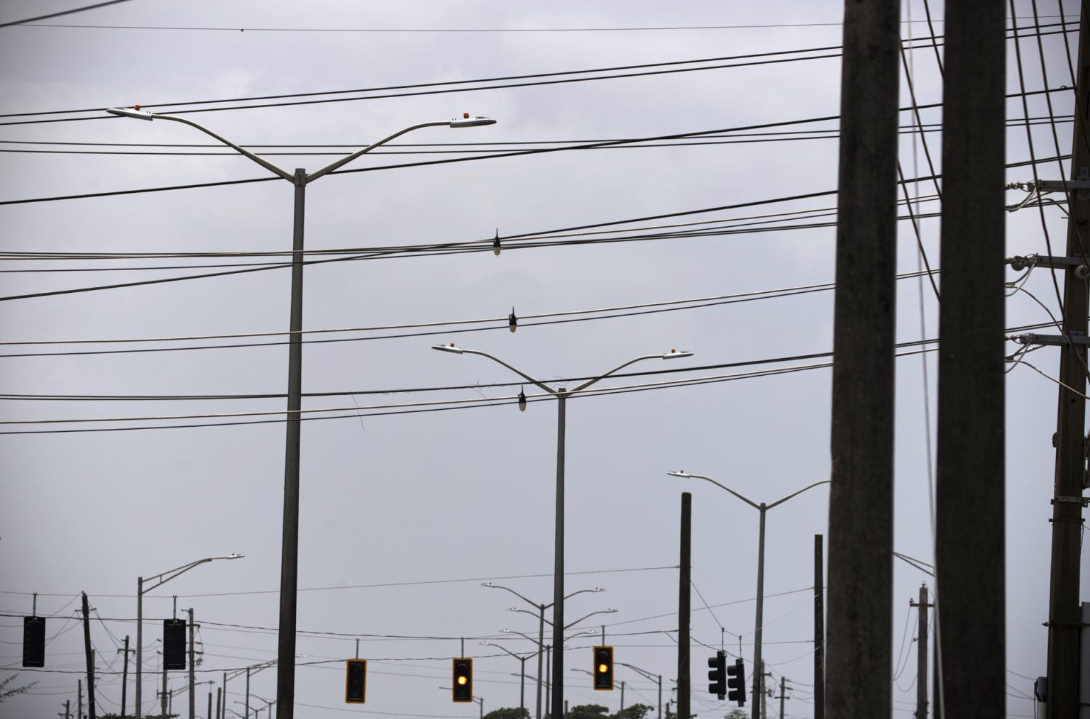 Fotografía de la distribución del tendido eléctrico de unos semáforos en una calle de Bayamón municipio en el valle costero norteño de Puerto Rico. Imagen de archivo. EFE/ Thais Llorca