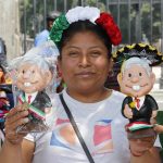 La comerciante del centro histórico, Luz María Guzmán, vende muñecos del presidente de México Andrés Manuel López Obrador este viernes, en el Zócalo de Ciudad de México (México). EFE/ Mario Guzmán