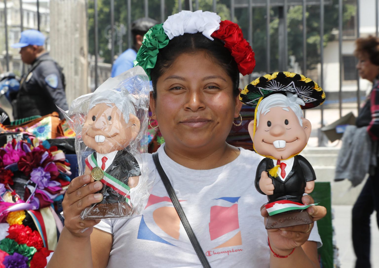 La comerciante del centro histórico, Luz María Guzmán, vende muñecos del presidente de México Andrés Manuel López Obrador este viernes, en el Zócalo de Ciudad de México (México). EFE/ Mario Guzmán