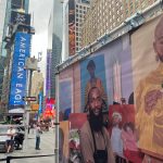 Fotografía de un aviso con fotografías de personas inmigrantes, como parte de la muestra 'New York Proud', este viernes en la plaza de Times Square en Nueva York (Estados Unidos). EFE/ Guillermo Azábal