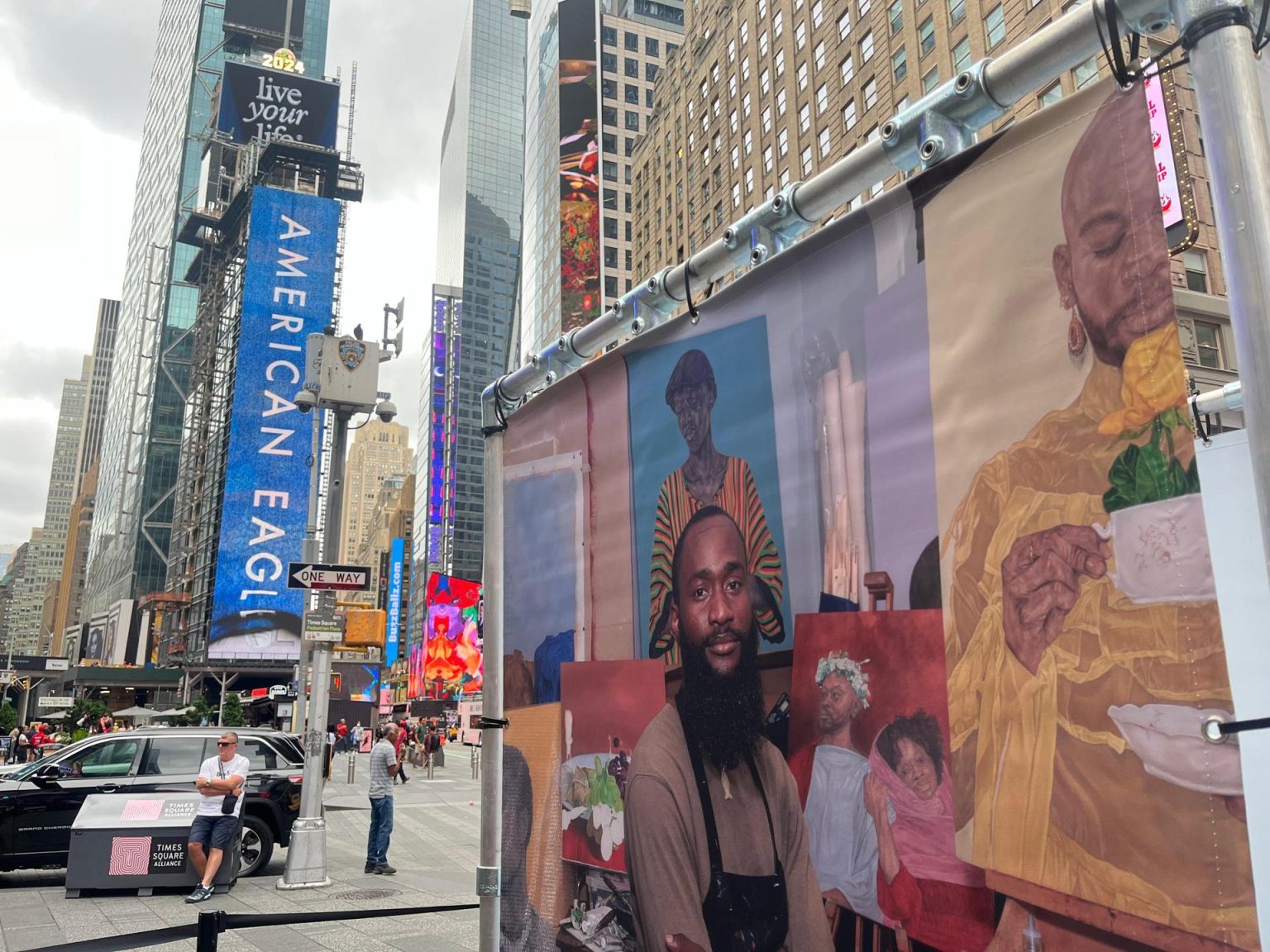 Fotografía de un aviso con fotografías de personas inmigrantes, como parte de la muestra 'New York Proud', este viernes en la plaza de Times Square en Nueva York (Estados Unidos). EFE/ Guillermo Azábal