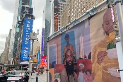 Fotografía de un aviso con fotografías de personas inmigrantes, como parte de la muestra 'New York Proud', este viernes en la plaza de Times Square en Nueva York (Estados Unidos). EFE/ Guillermo Azábal