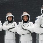 Fotografía cedida por Polaris Program de los cuatro tripulantes de la misión el comandante Jared Isaacman (d), el piloto Scott 'Kidd' Poteet (i), y las especialistas Sarah Gillis (2d) y Anna Menon (2i), posando con sus trajes en el Kennedy Space Center en Merritt Island, Florida (EE. UU). EFE/John Kraus/Polaris Program /SOLO USO EDITORIAL /NO VENTAS /SOLO DISPONIBLE PARA ILUSTRAR LA NOTICIA QUE ACOMPAÑA /CRÉDITO OBLIGATORIO