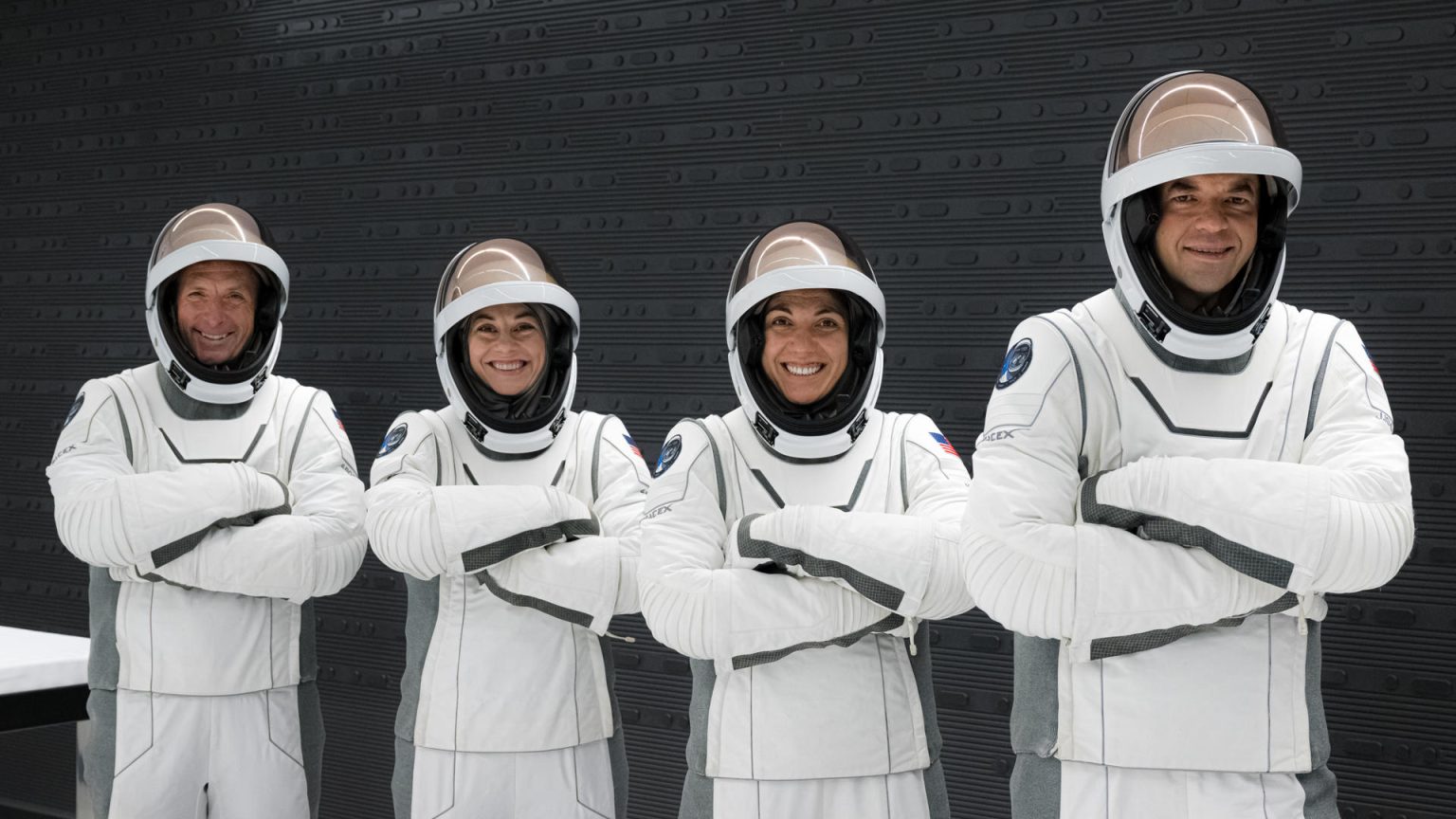 Fotografía cedida por Polaris Program de los cuatro tripulantes de la misión el comandante Jared Isaacman (d), el piloto Scott 'Kidd' Poteet (i), y las especialistas Sarah Gillis (2d) y Anna Menon (2i), posando con sus trajes en el Kennedy Space Center en Merritt Island, Florida (EE. UU). EFE/John Kraus/Polaris Program /SOLO USO EDITORIAL /NO VENTAS /SOLO DISPONIBLE PARA ILUSTRAR LA NOTICIA QUE ACOMPAÑA /CRÉDITO OBLIGATORIO