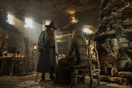 Fotograma cedido por Prime Video donde aparece Rory Kinnear (i) como Tom Bombadil y Daniel Weyman como El Extranjero, durante una escena de la serie 'El Señor de los Anillos'. EFE/ Ross Ferguson /Prime Video /SOLO USO EDITORIAL/SOLO DISPONIBLE PARA ILUSTRAR LA NOTICIA QUE ACOMPAÑA (CRÉDITO OBLIGATORIO)