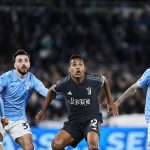 Fotografía de archivo, tomada el pasado 23 de abril, en la que se registró al defensa Alex Sandro (c), al actuar para el club italiano de fútbol Juventus, durante un parido contra Lazio por la Copa Italia, en la capital italiana. Alex Sandro es nuevo refuerzo del club brasileño Flamengo. EFE/Federico Proietti