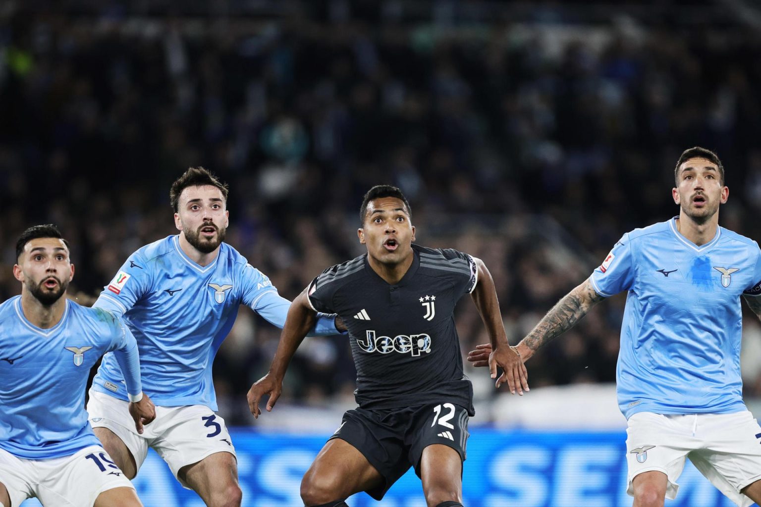 Fotografía de archivo, tomada el pasado 23 de abril, en la que se registró al defensa Alex Sandro (c), al actuar para el club italiano de fútbol Juventus, durante un parido contra Lazio por la Copa Italia, en la capital italiana. Alex Sandro es nuevo refuerzo del club brasileño Flamengo. EFE/Federico Proietti