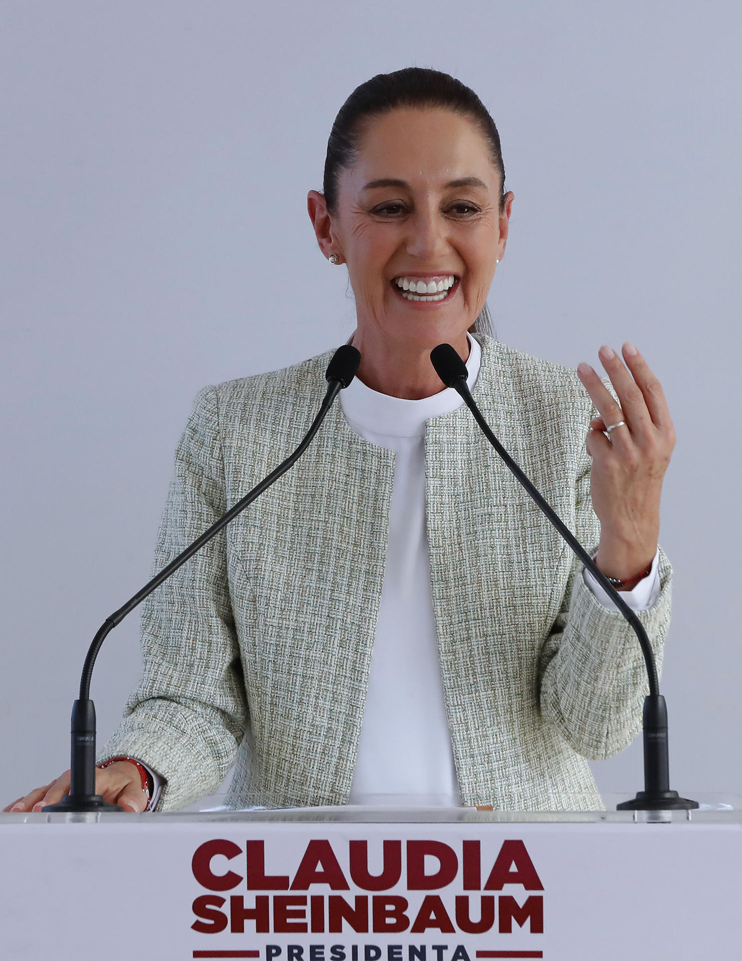 La presidenta electa de México, Claudia Sheinbaum, habla durante la presentación del futuro director de Petróleos Mexicanos (Pemex), Víctor Rodríguez (fuera de cuadro), en una conferencia de prensa este lunes ,en la Ciudad de México (México). EFE/Mario Guzmán
