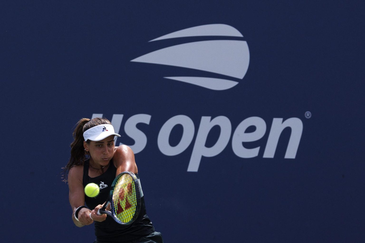 La tenista argentina María Lourdes Carlé fue registrada este lunes, 26 de agosto, al intentar devolverle una bola a la ucraniana Elina Svitolina, durante un partido de la primera ronda del Abierto de Estados Unidos, en el complejo USTA Billie Jean King National Tennis Center de Flushing Meadows (Nueva York, EE.UU.). EFE/Sarah Yenesel