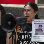 La madre buscadora e integrante del colectivo Hasta Encontrarte, Viviana Mendoza participa en el lanzamiento de la campaña y el informe ‘Buscar Sin Miedo’, este jueves en la Ciudad de México (México). EFE/Isaac Esquivel