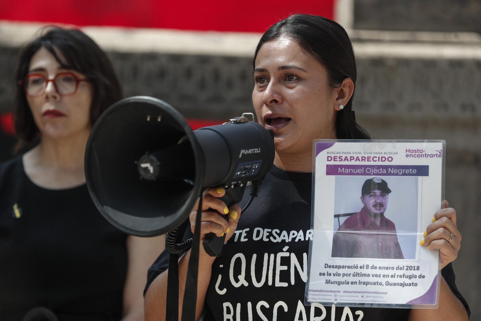 La madre buscadora e integrante del colectivo Hasta Encontrarte, Viviana Mendoza participa en el lanzamiento de la campaña y el informe ‘Buscar Sin Miedo’, este jueves en la Ciudad de México (México). EFE/Isaac Esquivel