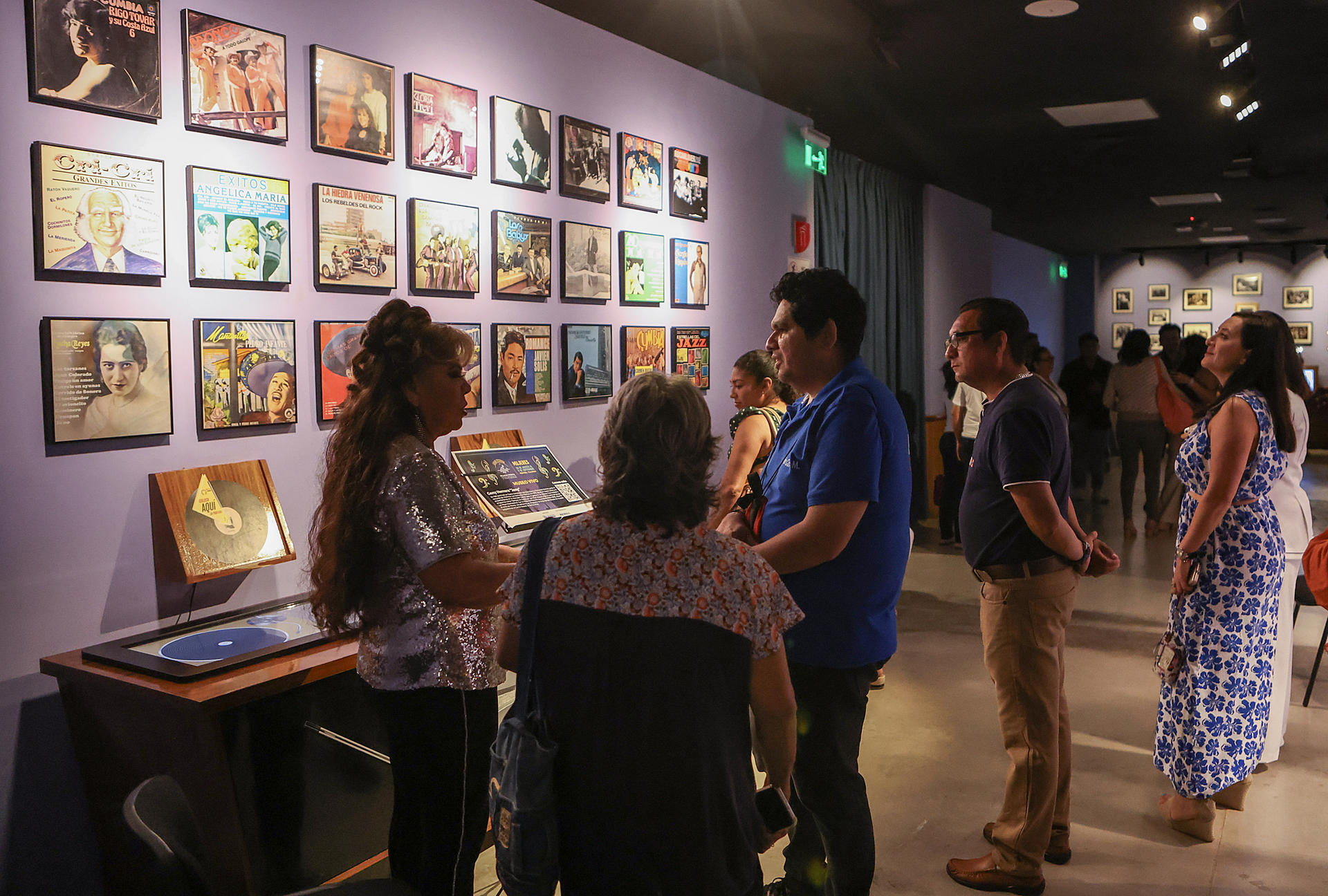 Personas asisten a la inauguración de la muestra 'Museo de Noche, Museo Vivo' , en el Museo Interactivo del Palacio de la Música, en Yucatán (México). EFE/ Lorenzo Hernández
