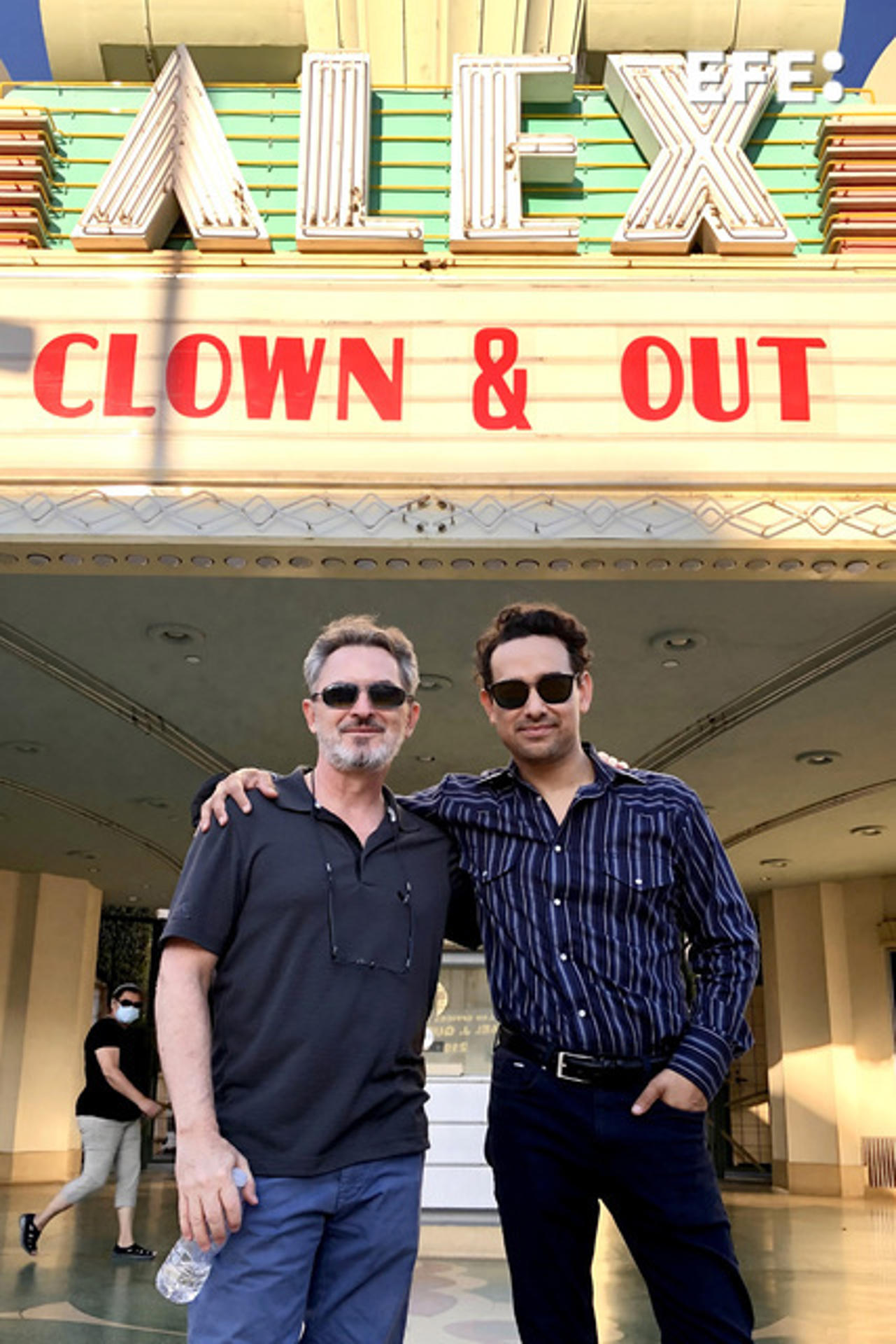 Fotografía cedida por C19 Productions del director y guionista mexicano, Sergio Guerrero (i), y el actor de la pelÍcula 'Clown & Out ', Alejandro Edda posando en Los Ángeles (Estados Unidos). EFE/ C19 Productions /SOLO USO EDITORIAL/SOLO DISPONIBLE PARA ILUSTRAR LA NOTICIA QUE ACOMPA-A (CR_DITO OBLIGATORIO)
