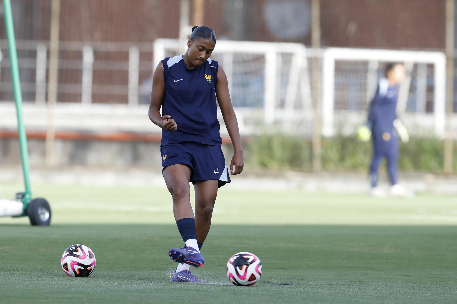 La jugadora de la selección nacional femenina de fútbol sub-20 de Francia, Mélinda Mendy, fue registrada este 28 de agosto, durante un entrenamiento, en el Polideportivo Sur de Envigado (Colombia)i. EFE/Luis Noriega
