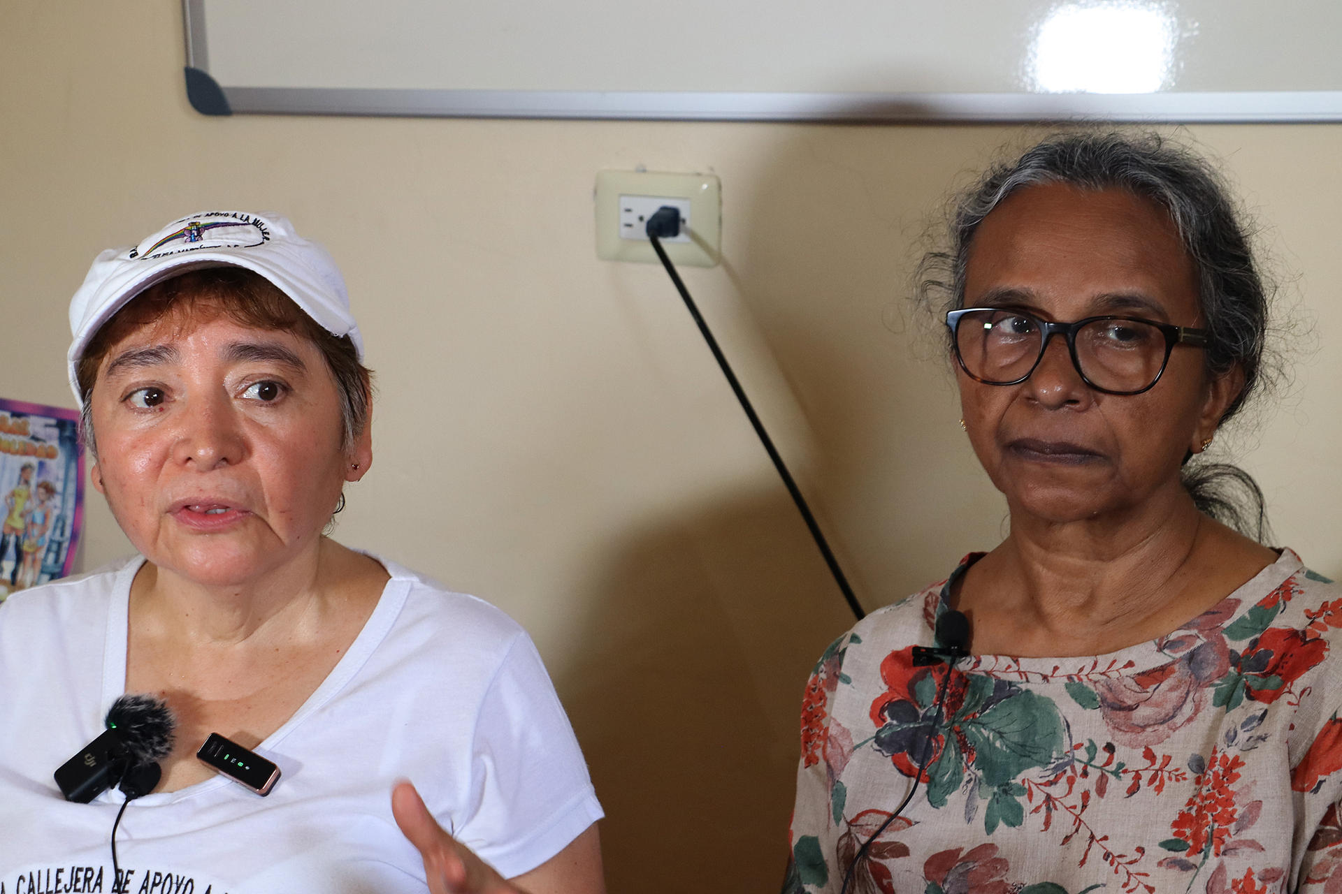 La presidenta de la organización Brigada Callejera, Elvira Madrid Romero (i) y la coordinadora de la Alianza Global contra la Trata de Mujeres, Bandana Pattanaik (d), participan este martes durante una conferencia de prensa este martes en el ciudad de Tapachula en el estado de Chiapas (México). EFE/Juan Manuel Blanco
